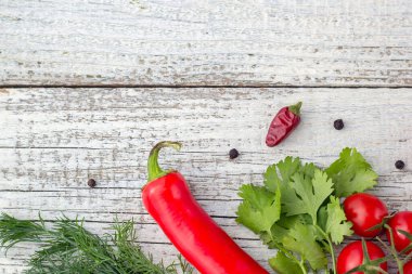 Domates sosunun içeriğinin sınırı. Beyaz ahşap arka planda ketçap hazırlamak için. Kopyalama alanı olan üst görünüm