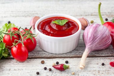 Domates sosunun içeriğinin sınırı. Beyaz ahşap arka planda ketçap hazırlamak için. Kopyalama alanı olan üst görünüm