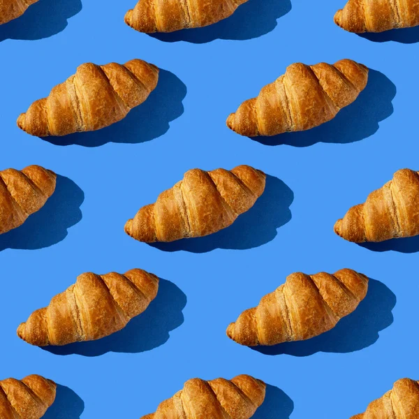 Patrón Sin Costuras Croissant Sabroso Sobre Fondo Azul Con Luz — Foto de Stock