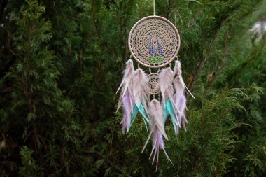 Tüylü, boncuklu ipleri sallanan bir düş kapanı. El yapımı düş kapanı.