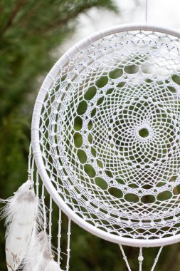 Tüylü, boncuklu ipleri sallanan bir düş kapanı. El yapımı düş kapanı.