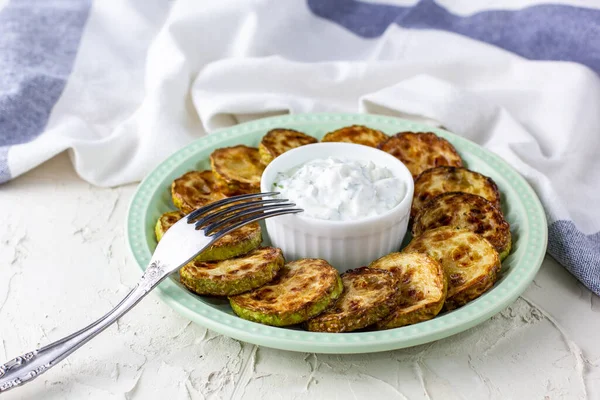 Fette Fritte Zucchine Con Salsa Alla Panna Acida Sul Piatto — Foto Stock