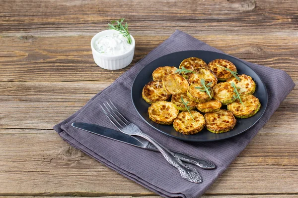 Fette Fritte Zucchine Con Salsa Panna Acida Piatto Con Forchetta — Foto Stock