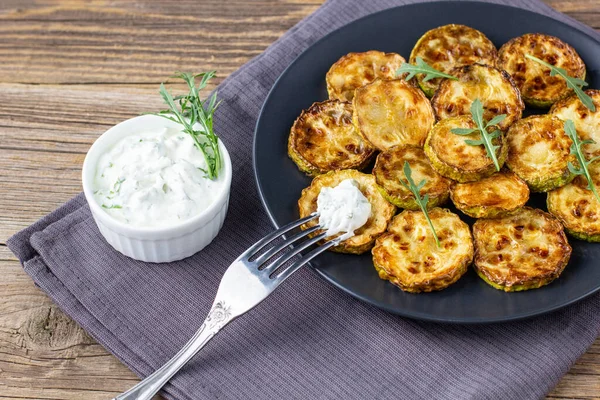 Fette Fritte Zucchine Con Salsa Panna Acida Piatto Con Forchetta — Foto Stock