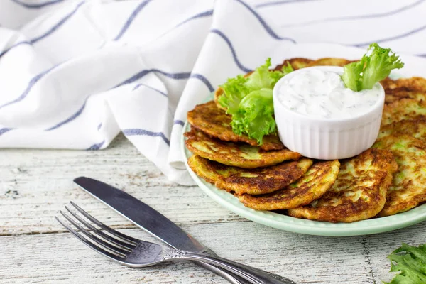 Beignets Courgettes Avec Sauce Crème Sure Légumes Verts Crêpes Légumes — Photo