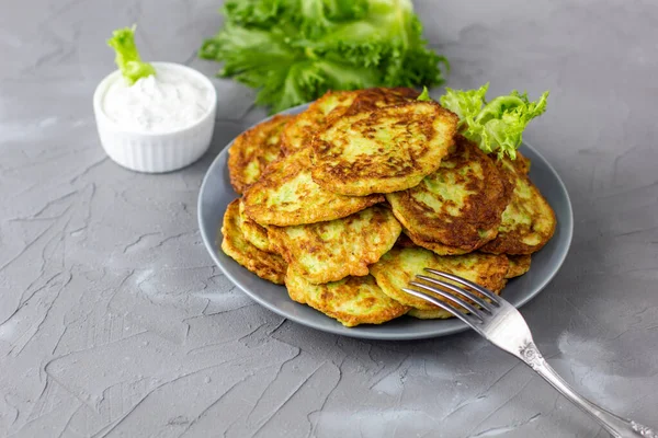 Teigtaschen Von Zucchini Grauem Teller Mit Sauerrahmsoße Und Gemüse Gemüsepfannkuchen — Stockfoto