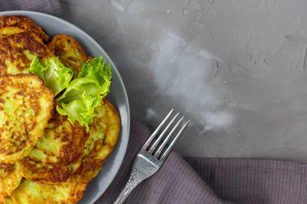 Beignets Courgettes Dans Une Assiette Grise Avec Sauce Crème Sure — Photo