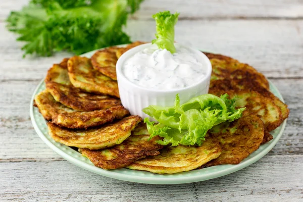 Beignets Courgettes Avec Sauce Crème Sure Légumes Verts Crêpes Légumes — Photo