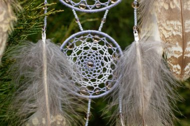 Tüylü, boncuklu ipleri sallanan bir düş kapanı. El yapımı düş kapanı.