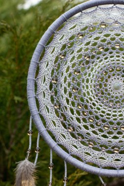 Tüylü, boncuklu ipleri sallanan bir düş kapanı. El yapımı düş kapanı.