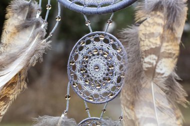 Tüylü, boncuklu ipleri sallanan bir düş kapanı. El yapımı düş kapanı.