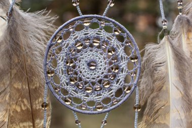 Tüylü, boncuklu ipleri sallanan bir düş kapanı. El yapımı düş kapanı.