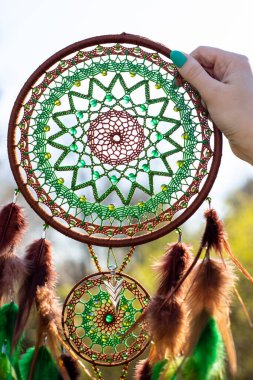 Tüylü, boncuklu ipleri sallanan bir düş kapanı. El yapımı düş kapanı.