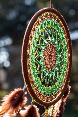 Tüylü, boncuklu ipleri sallanan bir düş kapanı. El yapımı düş kapanı.
