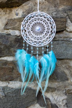 Tüylü, boncuklu ipleri sallanan bir düş kapanı. El yapımı düş kapanı.