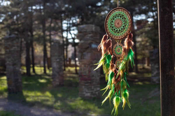 Apanhador Sonhos Com Fios Penas Pérolas Corda Pendurada Dreamcatcher Artesanal — Fotografia de Stock