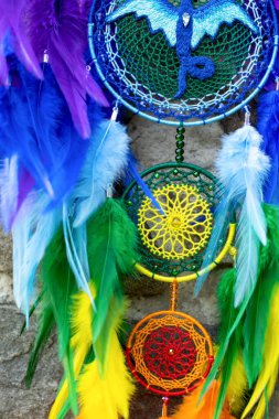 Tüylü, boncuklu ipleri sallanan bir düş kapanı. El yapımı düş kapanı.