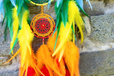 Tüylü, boncuklu ipleri sallanan bir düş kapanı. El yapımı düş kapanı.