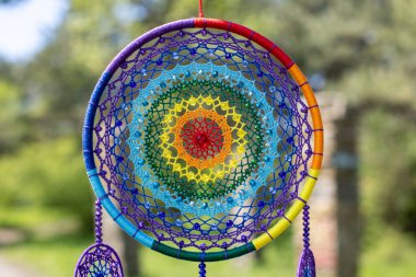 Tüylü, boncuklu ipleri sallanan bir düş kapanı. El yapımı düş kapanı.