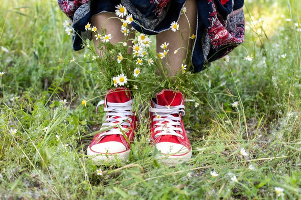 Upturned Skirt Naked Legs Red Sneakers Bouquet White Camomiles Green — Stock Photo, Image