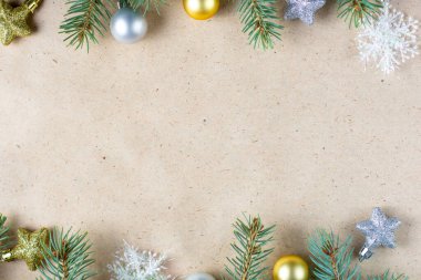 Noel kartı için el sanatları kağıdına altın süslemeli köknar ağacı sınırı ve metin için kopya alanı. Mutlu yıllar konsepti. Tatil geçmişi. Noel maketi. Üst manzara, düz uzanma