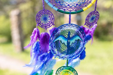 Tüylü, boncuklu ipleri sallanan bir düş kapanı. El yapımı düş kapanı.