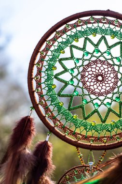 Tüylü, boncuklu ipleri sallanan bir düş kapanı. El yapımı düş kapanı.