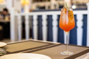 Kafe arka planında greyfurtla süslenmiş, yakın plan şarap bardağı..