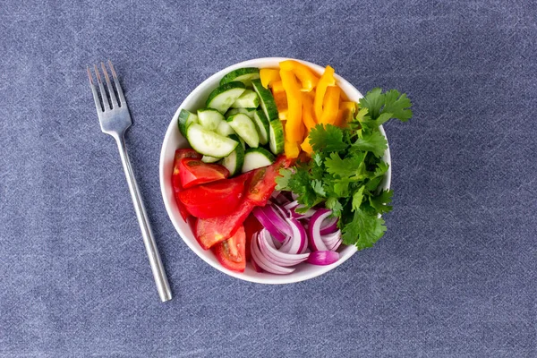 Teller Mit Regenbogensalat Mit Verschiedenen Gemüsen Und Kräutern Weißer Schüssel — Stockfoto