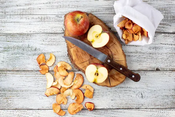 Una Pila Rebanadas Secas Manzanas Manzanas Frescas Maduras Sobre Fondo — Foto de Stock