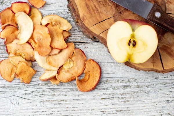 Una Pila Rebanadas Secas Manzanas Manzanas Frescas Maduras Sobre Fondo — Foto de Stock