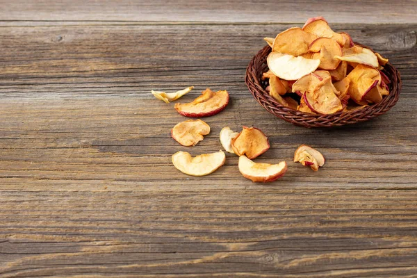 Una Pila Rebanadas Secas Manzanas Canasta Mimbre Sobre Fondo Madera — Foto de Stock