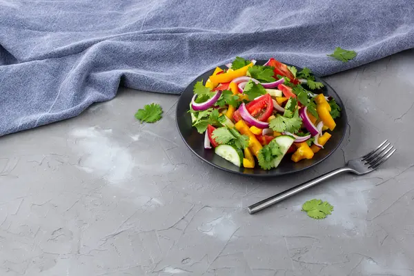 Teller Regenbogensalat Mit Verschiedenen Gemüsen Und Kräutern Auf Schwarzem Teller — Stockfoto