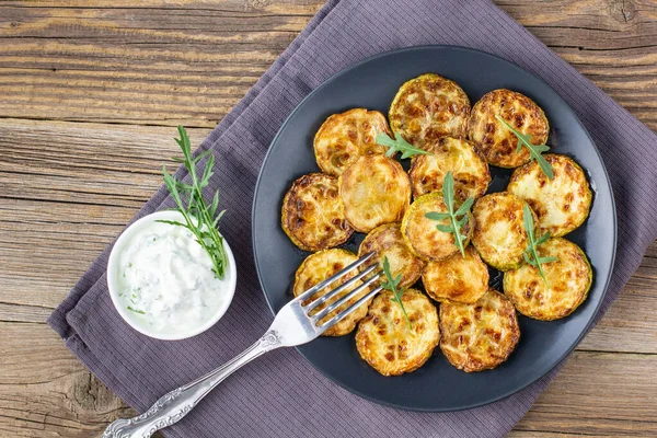 Fatias Fritas Abobrinha Com Molho Creme Azedo Prato Courgettes Fritos — Fotografia de Stock