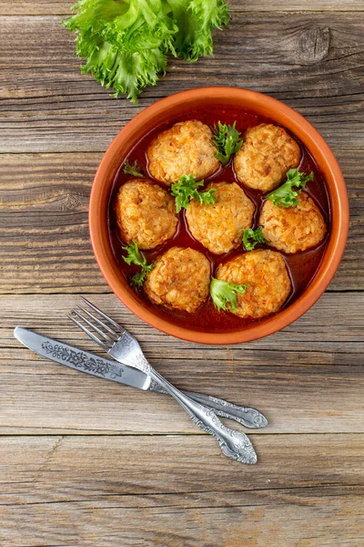 Albóndigas Salsa Tomate Tazón Sobre Mesa Madera Sabrosa Comida Para —  Fotos de Stock