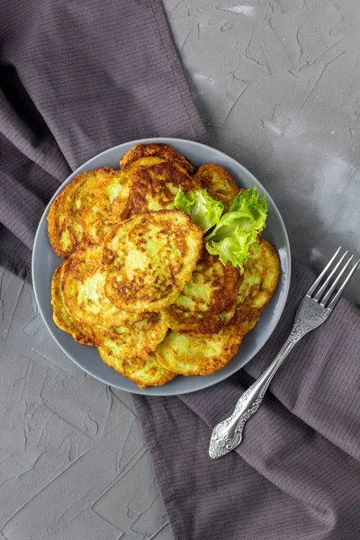 Teigtaschen Von Zucchini Grauem Teller Mit Sauerrahmsoße Und Gemüse Gemüsepfannkuchen — Stockfoto