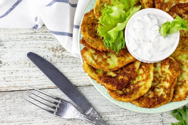 Frittiertes Aus Zucchini Mit Sauerrahmsoße Und Gemüse Gemüsepfannkuchen Mit Zucchini — Stockfoto