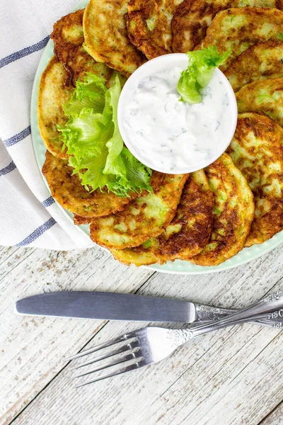 Frittiertes Aus Zucchini Mit Sauerrahmsoße Und Gemüse Gemüsepfannkuchen Mit Zucchini — Stockfoto