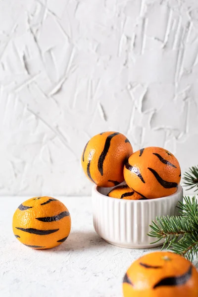 Mandarinen Mit Bemalten Streifen Auf Weißem Hintergrund Mit Einem Weihnachtsbaum — Stockfoto