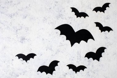 Beyaz arka planda dekorasyon kâğıdı yarasaları. Cadılar bayramı geçmişi konsepti. Kopyalama alanı olan üst görünüm