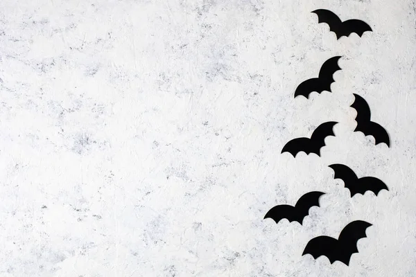 Beyaz arka planda dekorasyon kâğıdı yarasaları. Cadılar bayramı geçmişi konsepti. Kopyalama alanı olan üst görünüm