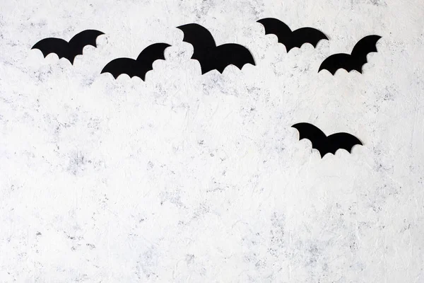 Beyaz arka planda dekorasyon kâğıdı yarasaları. Cadılar bayramı geçmişi konsepti. Kopyalama alanı olan üst görünüm