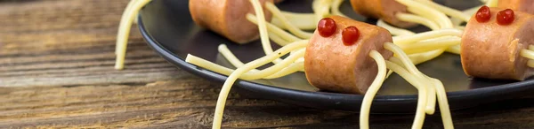 Prapor Špaget Klobásami Formě Pavouků Šťastné Dětské Jídlo Pro Halloween — Stock fotografie