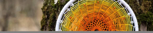 Rüya yakalayıcı iple asılı tüyler konu ve boncuk afiş. Dreamcatcher el yapımı