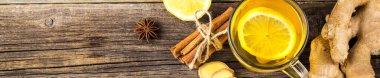 Beyaz ahşap arka planda limon naneli ve ballı zencefil çayı. Fotokopi alanı olan sağlıklı sıcak kış içeceği.