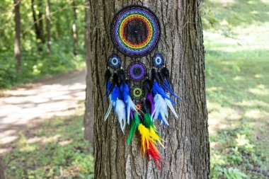 Tüylü, boncuklu ipleri sallanan bir düş kapanı. El yapımı düş kapanı.