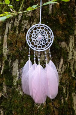 Tüylü, boncuklu ipleri sallanan bir düş kapanı. El yapımı düş kapanı.