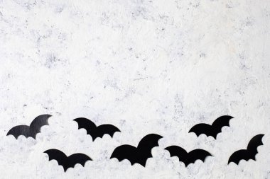 Beyaz arka planda dekorasyon kâğıdı yarasaları. Cadılar bayramı geçmişi konsepti. Kopyalama alanı olan üst görünüm