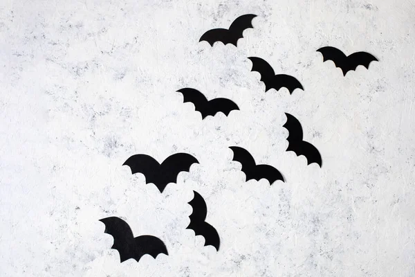 Beyaz arka planda dekorasyon kâğıdı yarasaları. Cadılar bayramı geçmişi konsepti. Kopyalama alanı olan üst görünüm