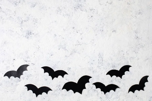 Beyaz arka planda dekorasyon kâğıdı yarasaları. Cadılar bayramı geçmişi konsepti. Kopyalama alanı olan üst görünüm